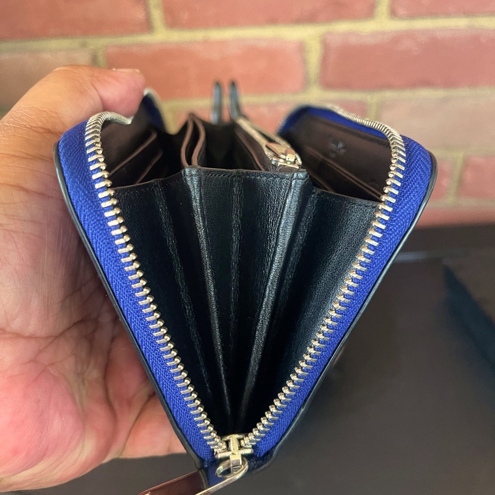 🔥Authentic🔥Christian Dior 🔥Blue 🔥leather🔥Zipper 🔥wallet 🔥 - Picture 5 of 9